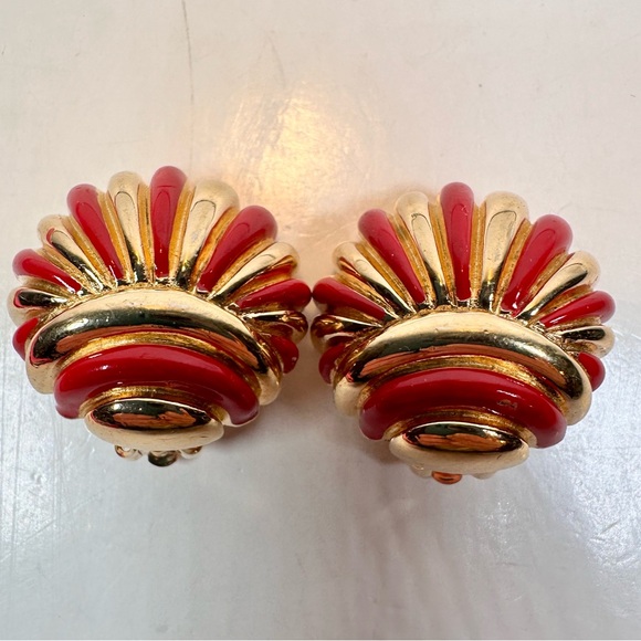 Vintage St. John gold tone red enamel shell clip on earrings - Picture 4 of 9